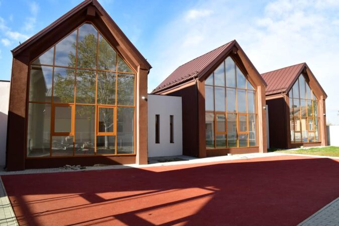 Grădinița Răcari aproape gata: Un pas important pentru viitorul comunității! Grădinița Răcari aproape gata, administrația locală condusă de primarul Marius  Caravețeanu se apropie cu pași mari de finalizarea unei investiții