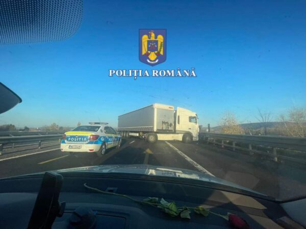 IMAGINI ȘOCANTE:  Un șofer cu tirul a fost prins pe contrasens pe A1, într-o acțiune promptă și eficientă, polițiștii de la rutieră