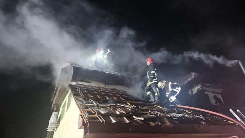 Incendiu la o casa  în comuna Ciocănești, pompierii din Dâmbovița au fost solicitați să intervină pentru stingerea unui incendiu izbucnit