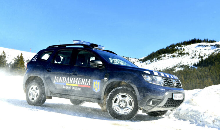 Jandarmii montani din Dâmbovița: Recomandări importante pentru siguranța turiștilor pe timp de iarnă Jandarmeria Dâmbovița prin jandarmii montani de la Peștera și Zănoaga, face apel la turiștii care se pregătesc să viziteze zonele