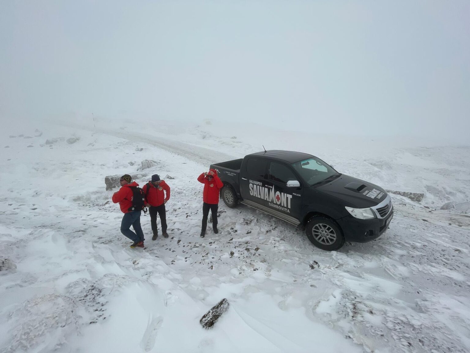 Intervenție rapidă a salvamontiștilor dâmbovițeni: Doi turiști salvați în toiul nopții după ce s-au rătăcit în zona Scropoasa  Intervenție rapidă a  salvamontiștilor dâmbovițeni: Doi turiști salvați în toiul nopții după ce s-au rătăcit în zona Scropoasa.