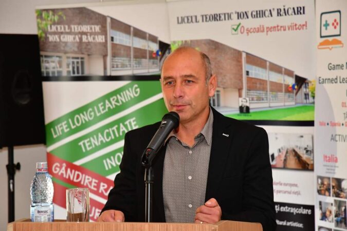 Tănase Mugurel, reales viceprimar al orașului Răcari cu un vot covârșitor, un nou mandat dedicat comunității Realegerea lui Tănase Mugurel în funcția de viceprimar,  s-a făcut cu un vot zdrobitor de 12 „pentru” și doar 3 „împotrivă”.