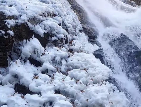 Iarna la Cascada Lotrișor, o lume de gheață și apă pură de izvor în inima naturii Cascada Lotrișor și râul care îi dă viață transformă iarna în Vâlcea într-un spectacol natural de neuitat. Călătorii care ajung în această perioadă în Parcul Național Cozia sunt întâmpinați de un peisaj de poveste, unde magia gheții și sunetul apei curgătoare creează o atmosferă feerică.