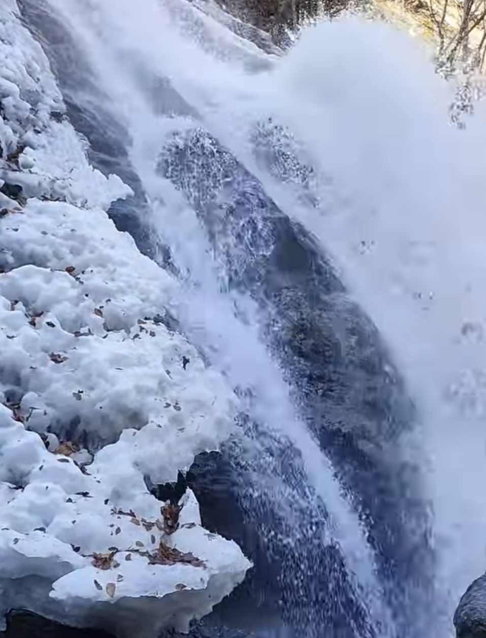 Cascada Lotrișor și râul care îi dă viață transformă iarna în Vâlcea într-un spectacol natural de neuitat. Călătorii care ajung în această perioadă în Parcul Național Cozia sunt întâmpinați de un peisaj de poveste, unde magia gheții și sunetul apei curgătoare creează o atmosferă feerică.