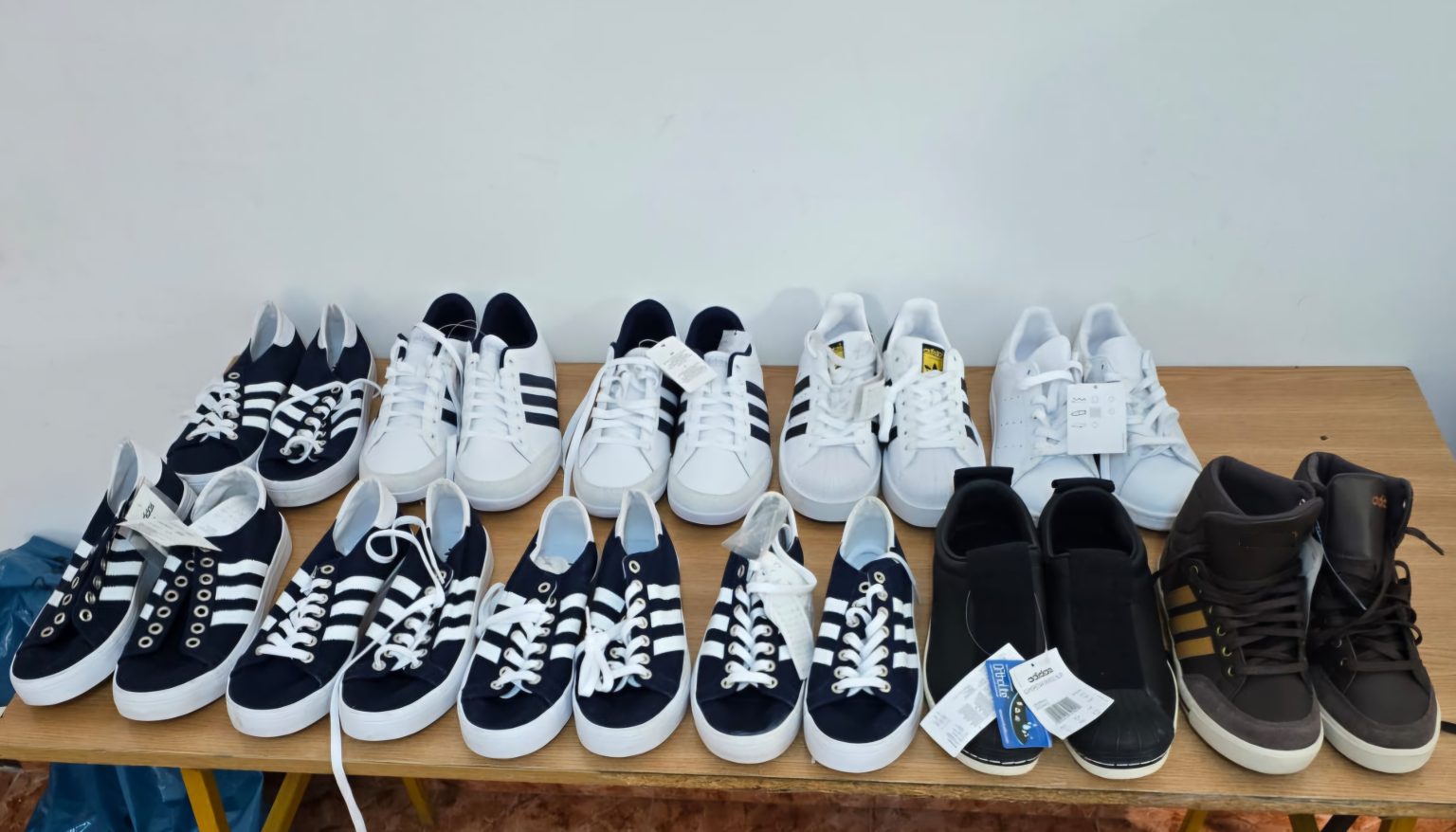 Produse cu denumirea unei mărci de renume confiscate de jandarmi în Piața Bărăției din municipiul Târgoviște Jandarmii dâmbovițeni, în timp ce acţionau pentru prevenirea faptelor antisociale au depistat, duminică, 23 februarie