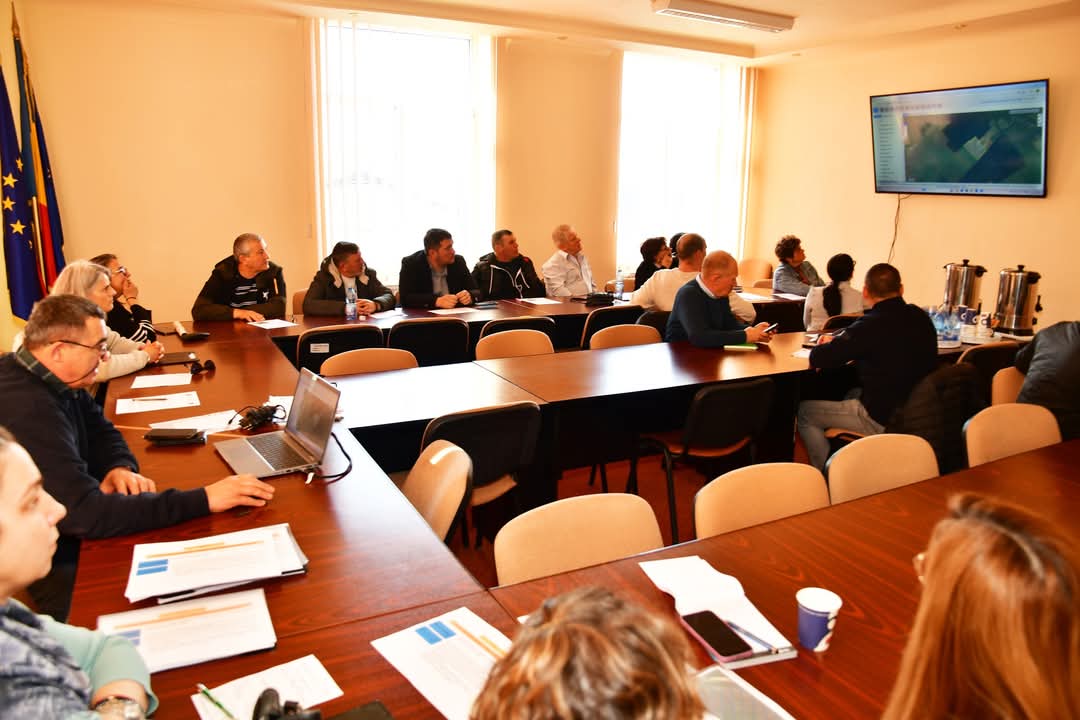 Întâlnire importantă pentru fermierii din Răcari.
Pe 26 februarie 2025, Primăria Răcari a găzduit o întâlnire esențială între fermierii din zonă, reprezentanții APIA – Centrul Local Titu, Oficiul Fitosanitar Dâmbovița