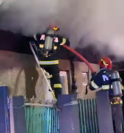 Incendiu devastator la o casă din Pucioasa: o persoană și-a pierdut viața În această dimineață, în jurul orei 09:33, pompierii de la ISU Dâmbovița au fost solicitați să intervină pentru stingerea unui incendiu produs la o locuință din orașul Pucioasa, cartier Glodeni.