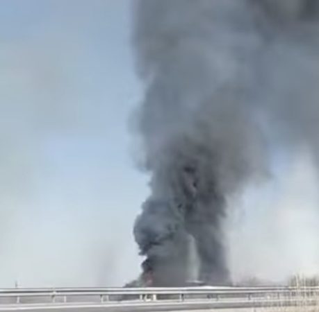 Intervenție rapidă a pompierilor dâmbovițeni pe A1: Incendiu stins la un autocamion  Intervenție rapidă a pompierilor dâmbovițeni pe A1, în  această dimineață, în jurul orei 10:05, pompierii din județul Dâmbovița au fost solicitați să intervină la un incendiu izbucnit la un autocamion pe autostrada A1, la kilometrul 59, pe sensul de mers către Pitești.