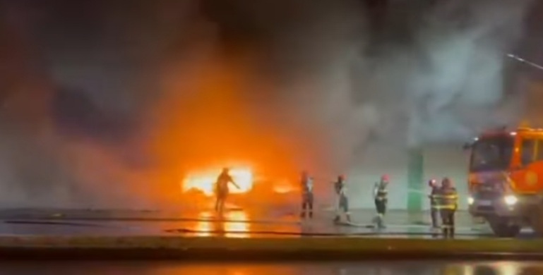 Magazin  cuprins de flăcări în Văleni-Dâmbovița, un incendiu a izbucnit în această seară la un magazin din localitatea Văleni-Dâmbovița