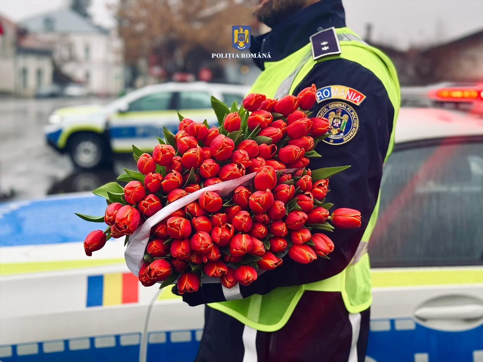 Polițiștii din Dâmbovița au marcat  începutul primăverii printr-o acțiune specială pentru doamnele și domnișoarele aflate în trafic