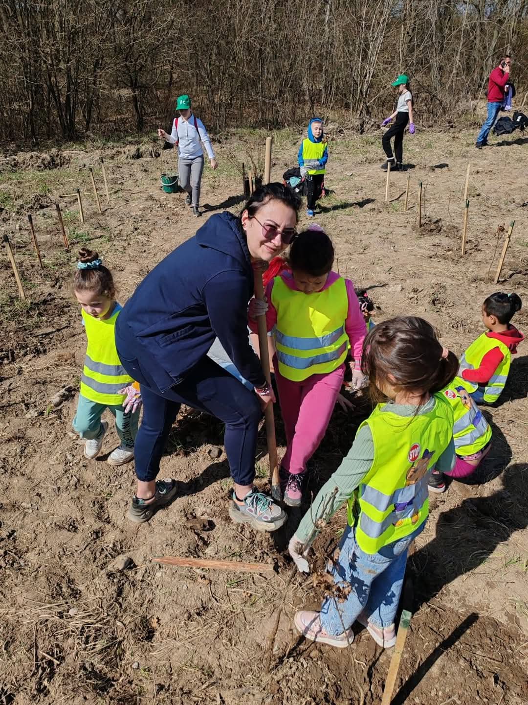 ZÂMBETE ȘI PLANTĂRI DE ARBORI ÎN DÂMBOVIȚA, O ZI VERDE PENTRU VIITOR!