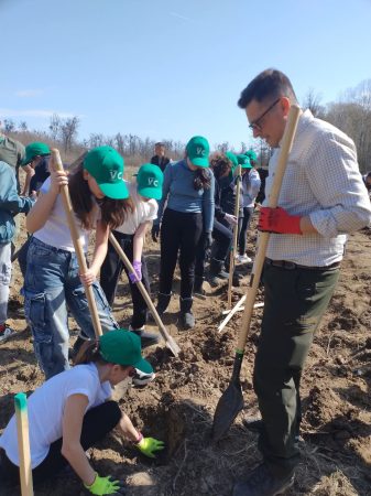 ZÂMBETE ȘI PLANTĂRI DE ARBORI ÎN DÂMBOVIȚA, O ZI VERDE PENTRU VIITOR ZÂMBETE ȘI PLANTĂRI DE ARBORI ÎN DÂMBOVIȚA, O ZI VERDE PENTRU VIITOR!