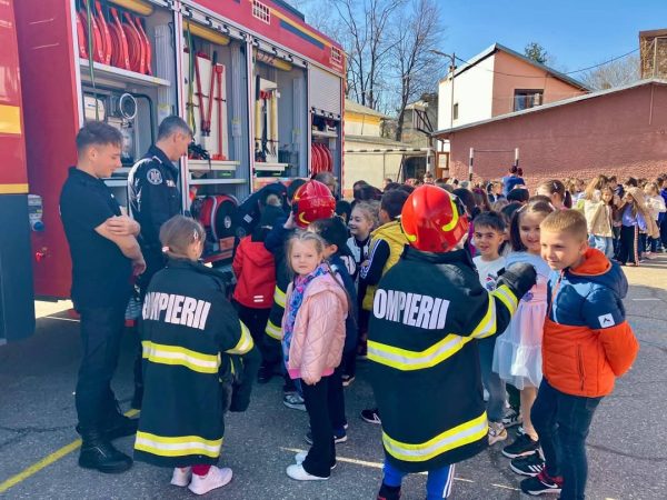 Informare preventivă la Școala Gimnazială „I. Al. Brătescu Voinești” din Târgoviște În cadrul programului național „Săptămâna Verde”, elevii Școlii Gimnaziale „I. Al. Brătescu Voinești” din Târgoviște au avut ocazia să participe la o sesiune interactivă de informare preventivă, dedicată protecției mediului și prevenirii situațiilor de urgență.