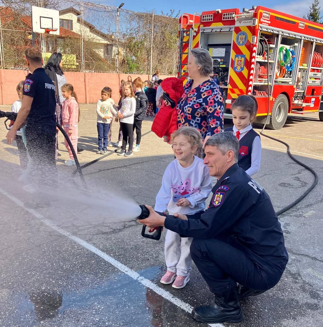 În cadrul programului național „Săptămâna Verde”, elevii Școlii Gimnaziale „I. Al. Brătescu Voinești” din Târgoviște au avut ocazia să participe la o sesiune interactivă de informare preventivă, dedicată protecției mediului și prevenirii situațiilor de urgență.