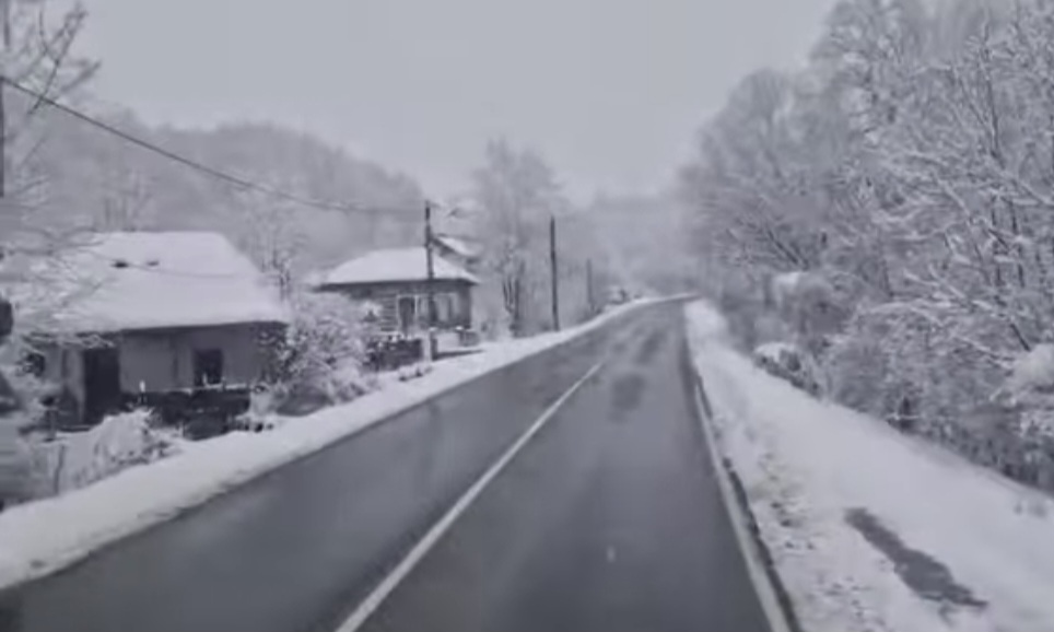 Circulația rutieră pe DN 67, în zona Slătioara-Horezu, a revenit la normal. Zăpada grosă depusă pe drum și arborii rupți sub greutatea acesteia au creat blocaje temporare