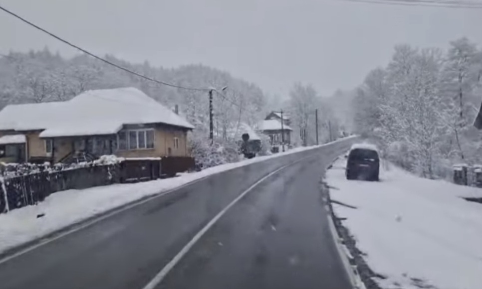 Circulația rutieră pe DN 67, în zona Slătioara-Horezu, a revenit la normal. Zăpada grosă depusă pe drum și arborii rupți sub greutatea acesteia au creat blocaje temporare