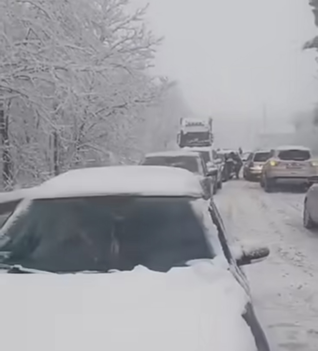 Circulația rutieră pe DN 67, în zona Slătioara-Horezu, a revenit la normal. Zăpada grosă depusă pe drum și arborii rupți sub greutatea acesteia au creat blocaje temporare