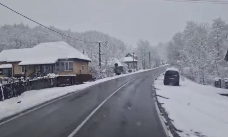 Circulația pe DN 67, în zona Slătioara-Horezu, a revenit la normal după ninsorile abundente Circulația rutieră pe DN 67, în zona Slătioara-Horezu, a revenit la normal. Zăpada grosă depusă pe drum și arborii rupți sub greutatea acesteia au creat blocaje temporare