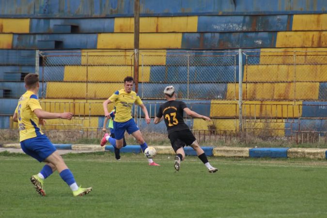 În ultima rundă a campionatului de juniori U15, echipa Flacăra Moreni a fost singura echipă gazdă care a reușit să obțină victoria, în timp ce celelalte meciuri au fost dominate de echipele oaspete. Unirea Bucșani, Mănești și Fieni au învins în deplasare, iar Kinder Târgoviște și Titu au terminat la egalitate.
