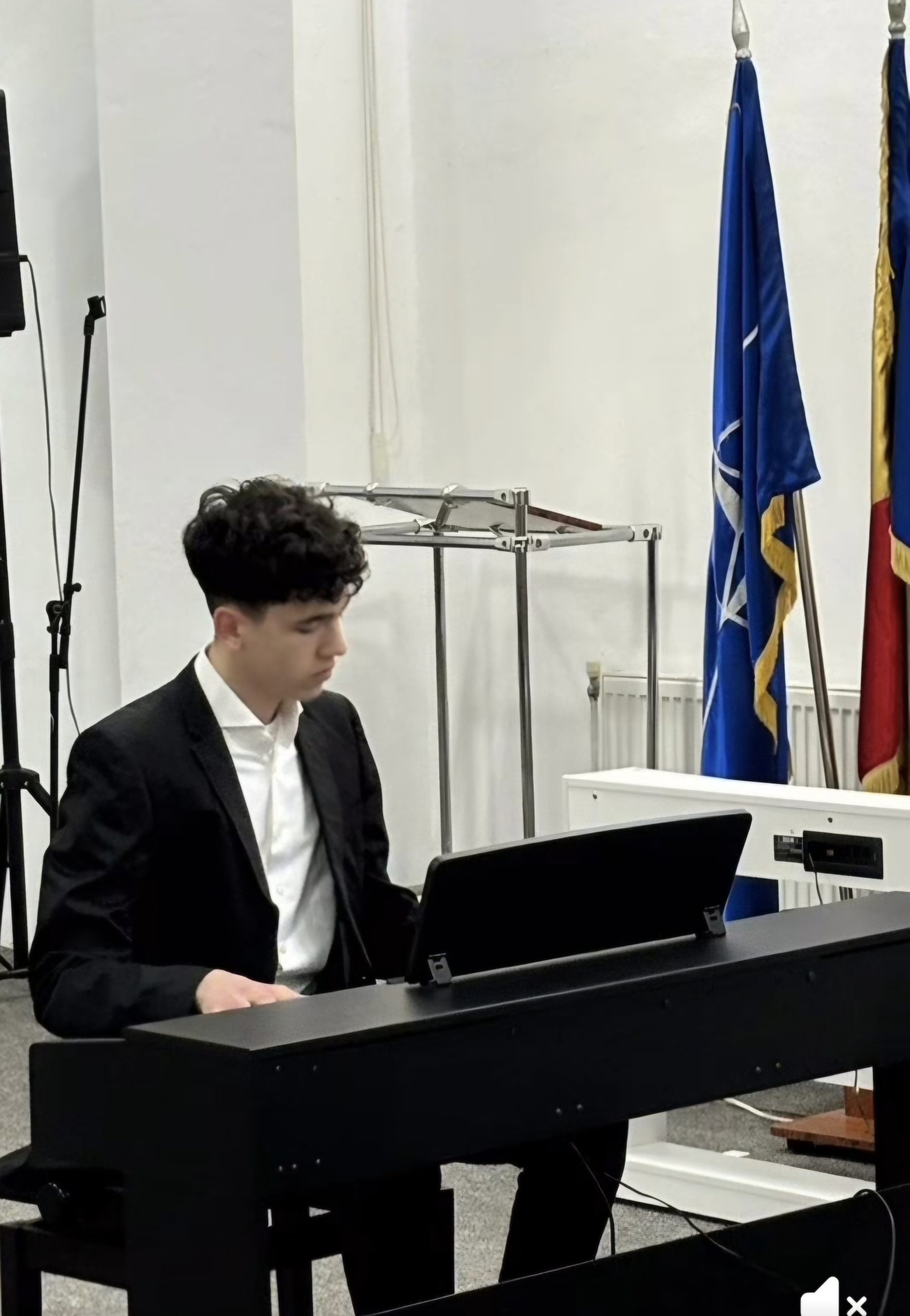 Sorin Popa, elev în clasa a VIII-a la Liceul Tehnologic Voinești, a strălucit la Concursul Talente Dâmbovițene, impresionând pe toți prin eleganța și virtuozitatea sa. Interpretarea sa la pian a fost un adevărat spectacol de sensibilitate și măiestrie.