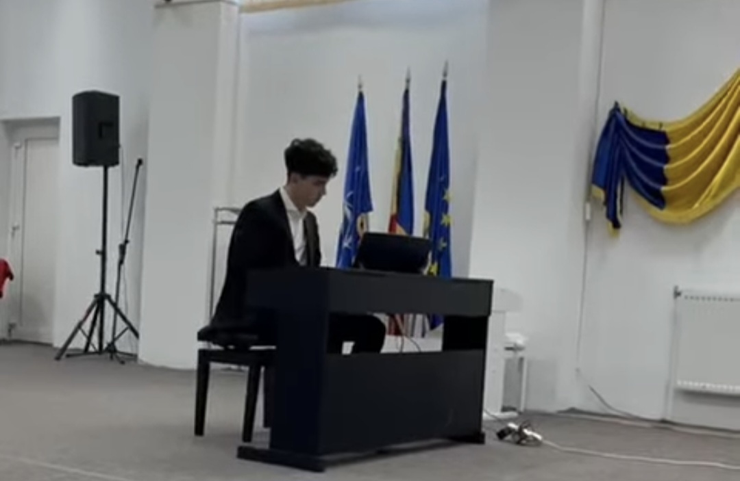 Sorin Popa, elev în clasa a VIII-a la Liceul Tehnologic Voinești, a strălucit la Concursul Talente Dâmbovițene, impresionând pe toți prin eleganța și virtuozitatea sa. Interpretarea sa la pian a fost un adevărat spectacol de sensibilitate și măiestrie.