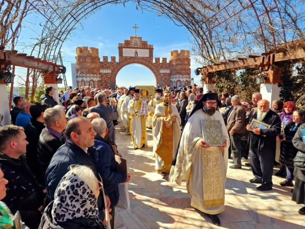 Moaștele Sfintei Împărătese Elena, aduse la Mănăstirea Pantocrator în perioada 30 aprilie – 8 mai 2025 Un eveniment deosebit va avea loc la Mănăstirea Pantocrator din România, între 30 aprilie și 8 mai 2025, când vor fi aduse moaștele Sfintei Împărătese Elena. Acesta va reprezenta o oportunitate unică pentru credincioși de a se închina la o relicvă cu o mare semnificație istorică și spirituală.