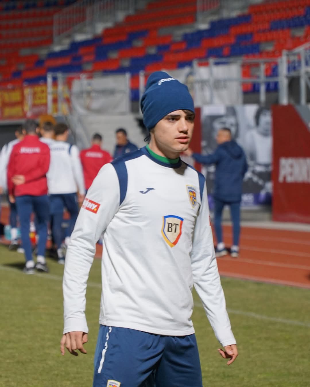 Naționala U20 a României a ajuns ieri în Târgoviște, iar seara a fost dedicată unui antrenament intens pe stadionul „Eugen Popescu”. Jucătorii au lucrat din greu sub luminile nocturnei, pregătindu-se pentru următoarele provocări.