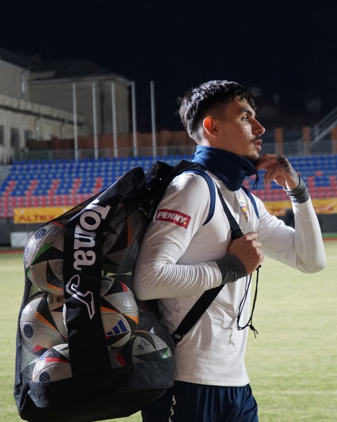 Naționala U20 a României a ajuns ieri în Târgoviște, iar seara a fost dedicată unui antrenament intens pe stadionul „Eugen Popescu”. Jucătorii au lucrat din greu sub luminile nocturnei, pregătindu-se pentru următoarele provocări.