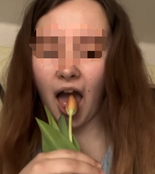 Un nou trend periculos  și viral pe TikTok aduce în prim-plan o practică riscantă, în care tinerele sunt încurajate să consume lalele