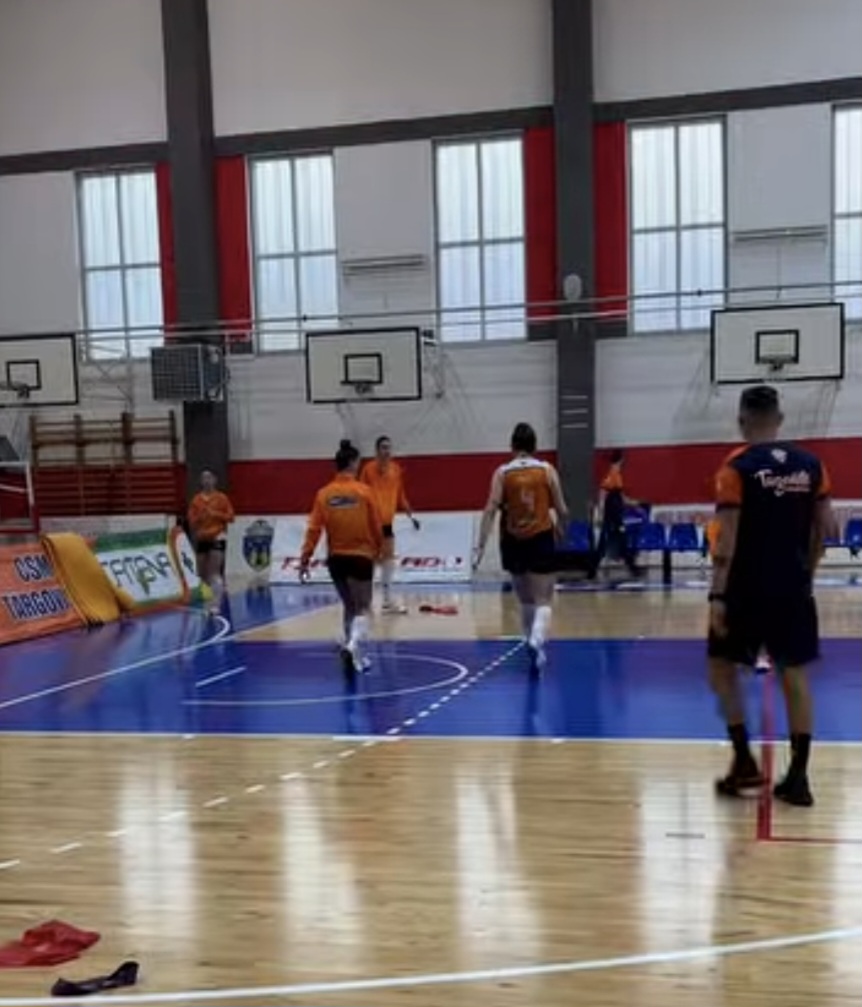 În această seară, în Sala Ioan Valerian din Târgoviște, fetele de la CSM Târgoviște au avut o întâlnire dificilă împotriva echipei CSM Lugoj, în cadrul unui meci esențial pentru play-off-ul din volei. Deși au luptat cu determinare, fetele de la CSM Târgoviște nu au reușit să obțină victoria, iar Lugoj s-a impus fără emoții, câștigând dubla cu 2-0.