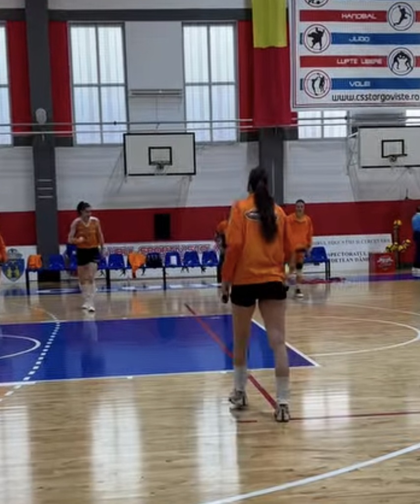 În această seară, în Sala Ioan Valerian din Târgoviște, fetele de la CSM Târgoviște au avut o întâlnire dificilă împotriva echipei CSM Lugoj, în cadrul unui meci esențial pentru play-off-ul din volei. Deși au luptat cu determinare, fetele de la CSM Târgoviște nu au reușit să obțină victoria, iar Lugoj s-a impus fără emoții, câștigând dubla cu 2-0.