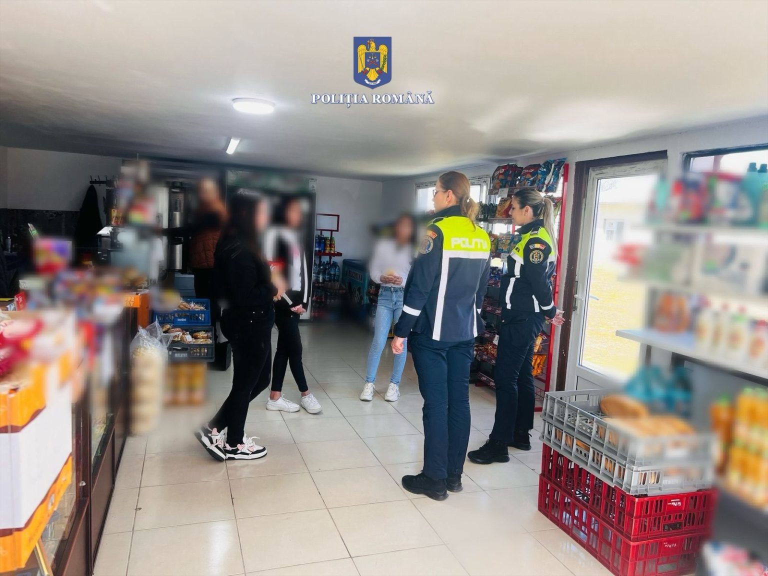 Polițiștii din Dâmbovița derulează acțiuni pentru creșterea siguranței elevilor în școli Polițiștii din  Dâmbovița au desfășurat pe 6 martie o serie de acțiuni importante pentru siguranța elevilor în unitățile de învățământ din județ.