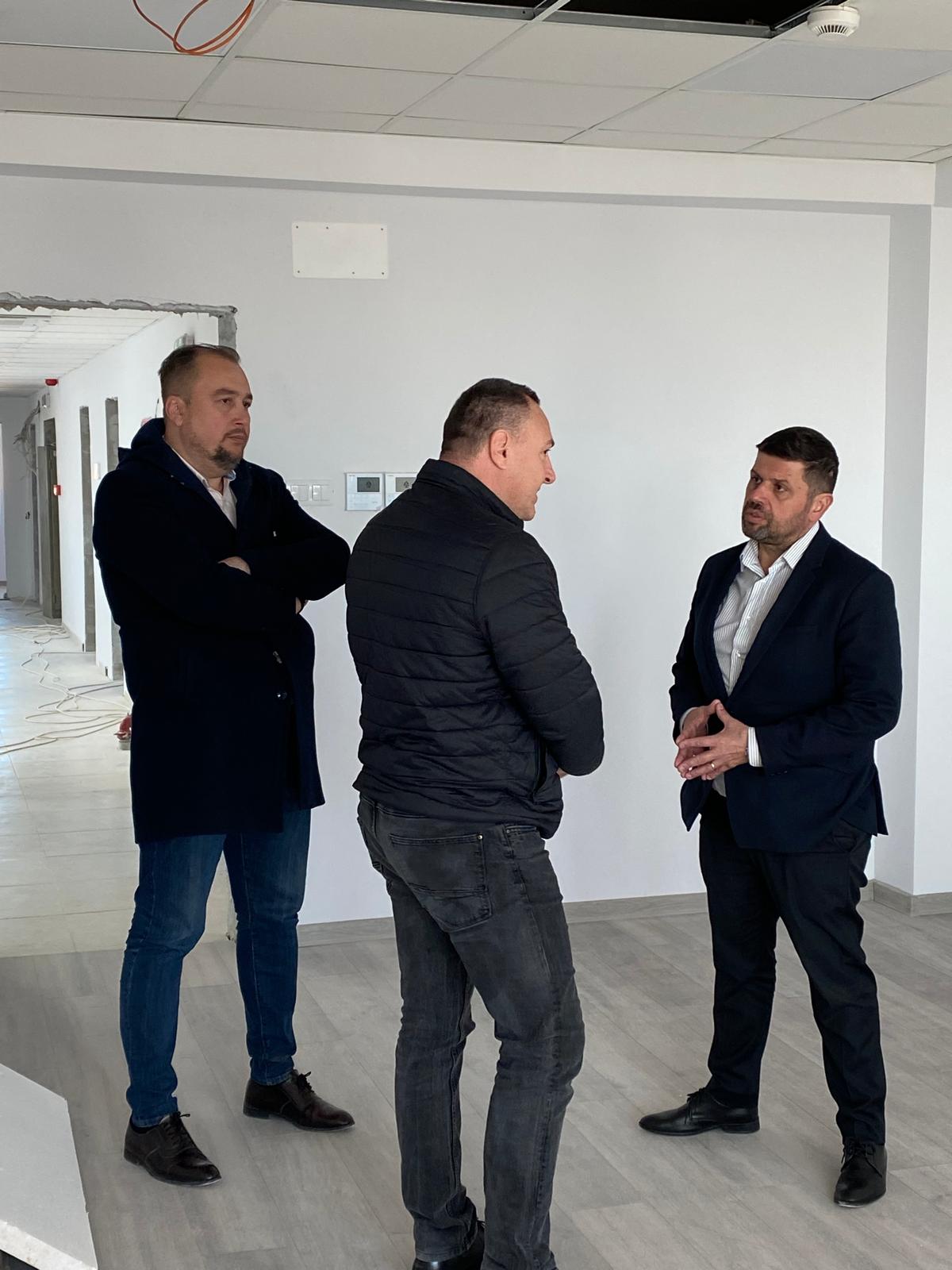 Astăzi, prefectul județului Dâmbovița, Marian Tănase, a efectuat o vizită de lucru la sediul instituțiilor deconcentrate din Târgoviște,