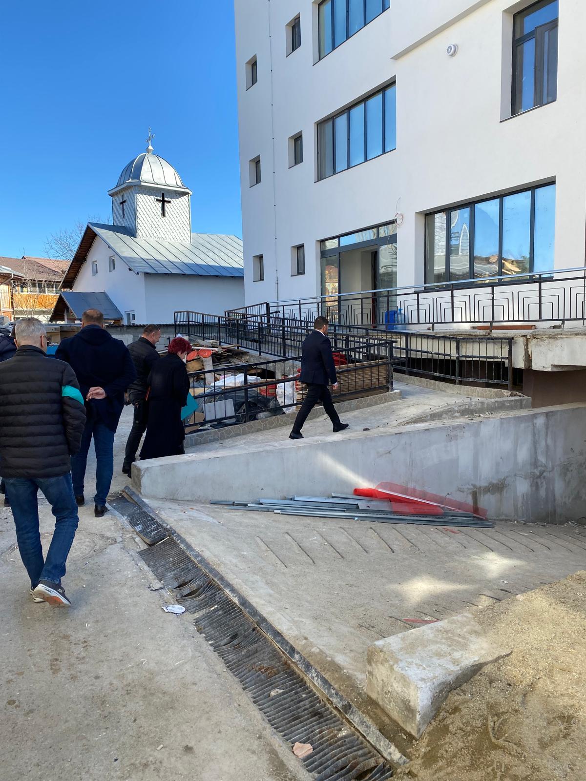 Astăzi, prefectul județului Dâmbovița, Marian Tănase, a efectuat o vizită de lucru la sediul instituțiilor deconcentrate din Târgoviște,