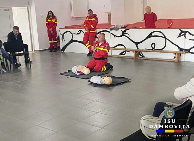 Elevii dâmbovițeni învață cum să acorde primul ajutor în caz de urgență Elevii dâmbovițeni învață cum să acorde primul ajutor în caz de urgență, Școala Generală nr. 3 din Moreni a găzduit o sesiune educațională valoroasă, parte din proiectul „Fii erou când e nevoie!”. Evenimentul, care a reunit elevi și cadre didactice, a avut ca scop învățarea tehnicilor fundamentale de prim ajutor, esențiale pentru salvarea de vieți în cazuri de urgență.