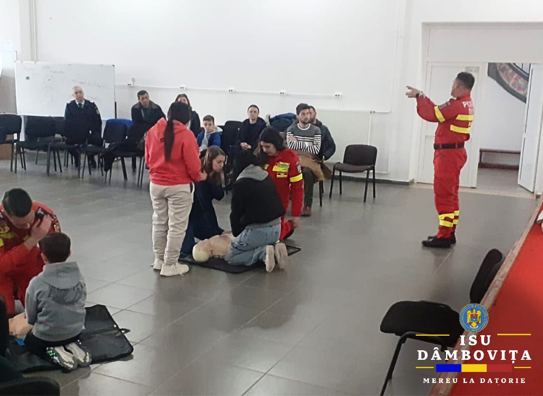 Elevii dâmbovițeni învață cum să acorde primul ajutor în caz de urgență, Școala Generală nr. 3 din Moreni a găzduit o sesiune educațională valoroasă, parte din proiectul „Fii erou când e nevoie!”. Evenimentul, care a reunit elevi și cadre didactice, a avut ca scop învățarea tehnicilor fundamentale de prim ajutor, esențiale pentru salvarea de vieți în cazuri de urgență.