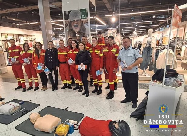 Pompierii dâmbovițeni desfășoară sesiuni de instruire în cadrul Săptămânii Protecției Civile Pompierii dâmbovițeni, alături de voluntarii din programul „Salvatori din pasiune”, au organizat astăzi o sesiune de informare și instruire pentru cetățeni