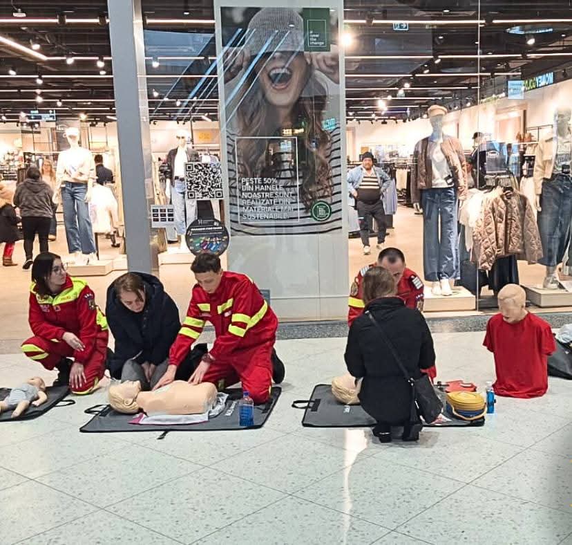 Pompierii dâmbovițeni, alături de voluntarii din programul „Salvatori din pasiune”, au organizat astăzi o sesiune de informare și instruire pentru cetățeni