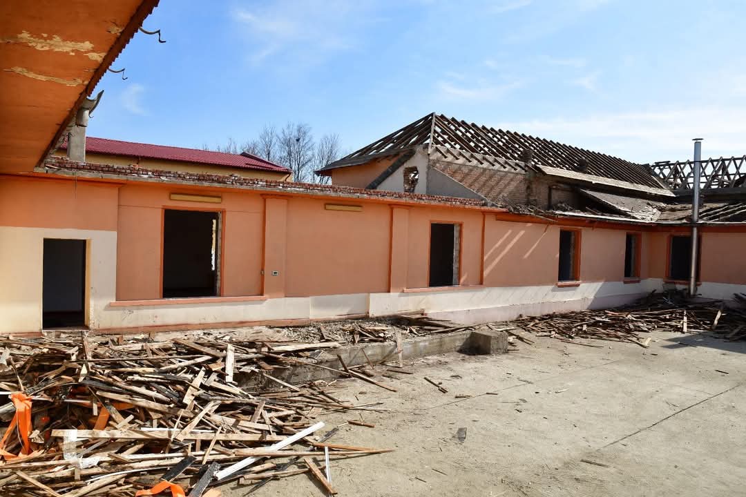 Școala Gimnazială Răcari se află în plin proces de reabilitare, modernizare și extindere, grație unui proiect ambițios destinat îmbunătățirii infrastructurii educaționale din orașul Răcari, județul Dâmbovița.