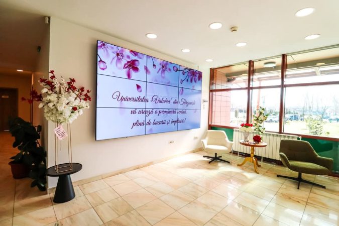 Primăvara în Campusul Universității „Valahia” din Târgoviște!  Primavara este marcată cu multă energie și culoare în campusul Universității „Valahia” din Târgoviște.