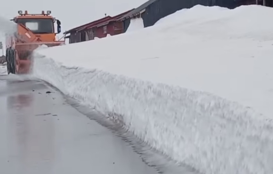 A început deszăpezirea pe Transalpina.Chiar dacă primăvara și-a intrat demult în drepturi în majoritatea regiunilor, Transalpina, cea mai înaltă șosea din România,