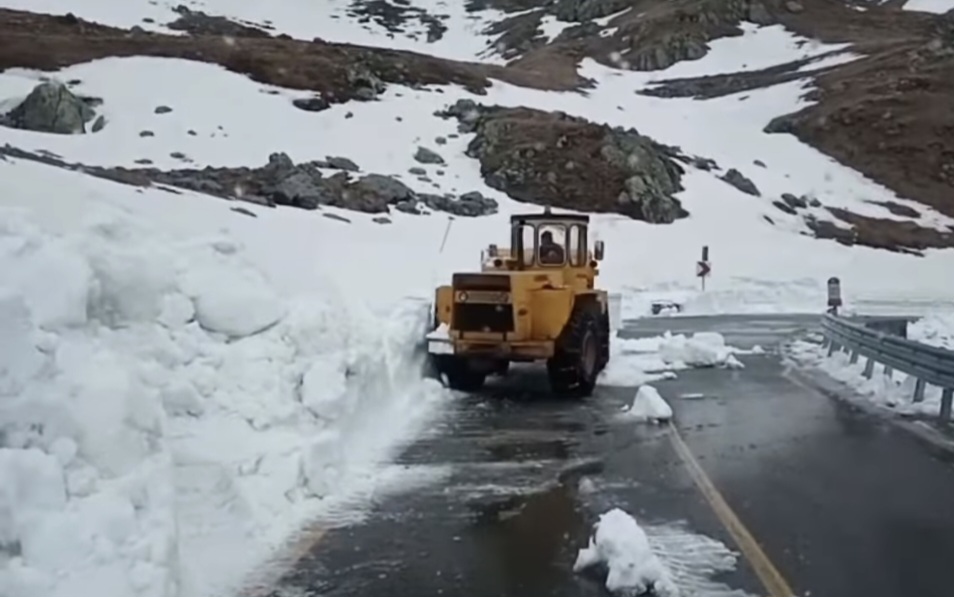 A început deszăpezirea pe Transalpina.Chiar dacă primăvara și-a intrat demult în drepturi în majoritatea regiunilor, Transalpina, cea mai înaltă șosea din România,