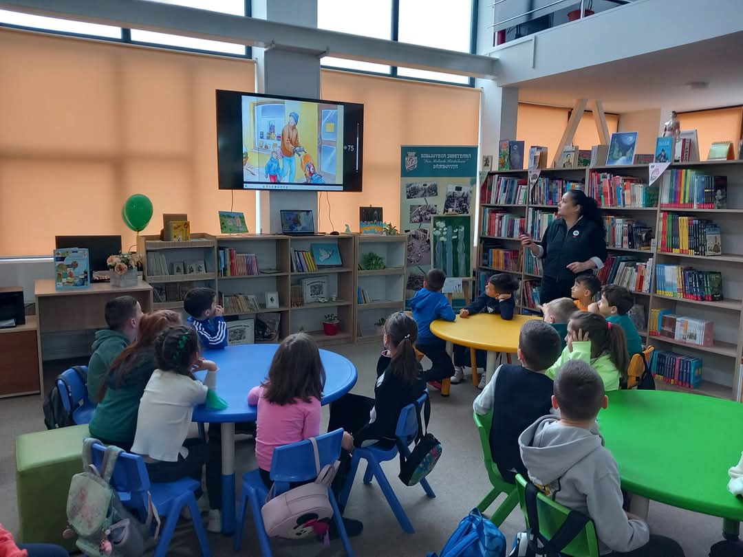Elevii învață despre reciclare la Biblioteca Județeană Dâmbovița. Astăzi, 7 aprilie 2025, elevii Școlii Coresi din Târgoviște