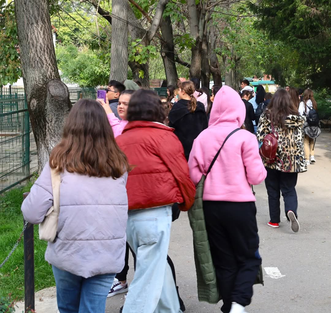 Elevi din București, Teleorman și Prahova au avut ocazia să descopere lumea fascinantă a animalelor la Grădina Zoologică din Târgoviște