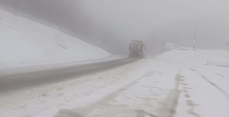 Iarna deja lovește puternic în țară: Utilajele de deszăpezire sunt deja la datorie