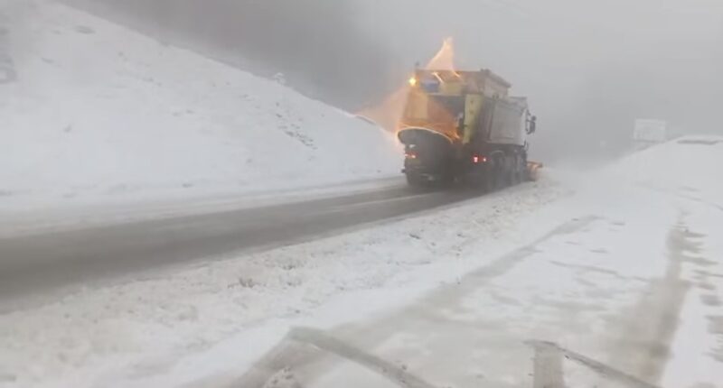 Iarna deja lovește puternic în țară: Utilajele de deszăpezire sunt deja la datorie