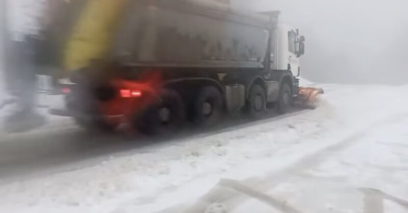 Iarna deja lovește puternic în țară: Utilajele de deszăpezire sunt deja la datorie