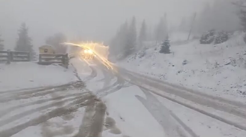 Iarna deja lovește puternic în țară: Utilajele de deszăpezire sunt deja la datorie