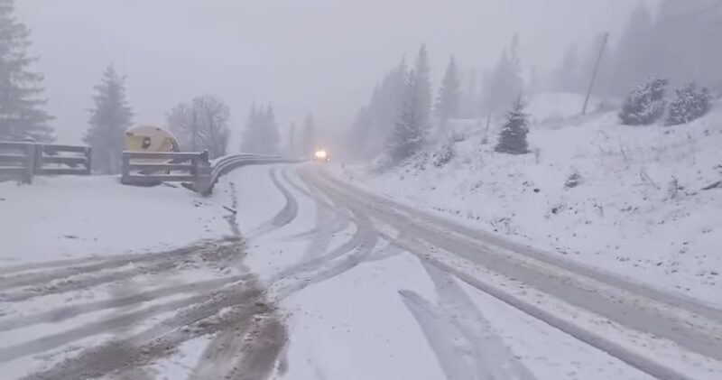 Iarna deja lovește puternic în țară: Utilajele de deszăpezire sunt deja la datorie