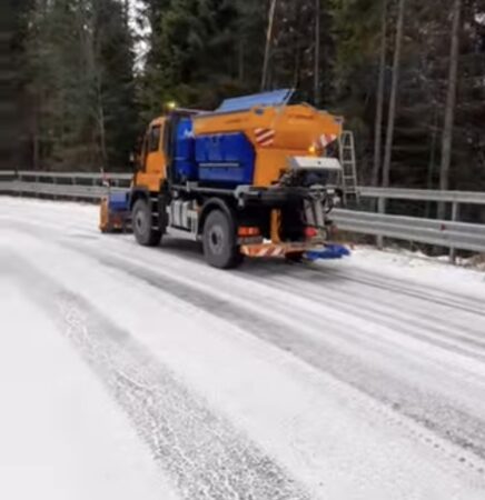 Iarnă pe DN 75, județul Alba Iarna s-a instalat și pe DN 75, județul Alba, dar utilajele echipate cu lamă și material antiderapant acționează pentru curățarea drumurilor